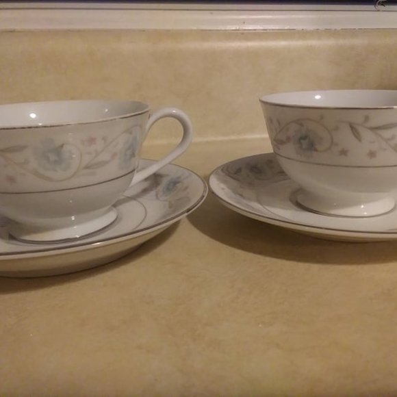 Nikko English Garden teacups and saucers - Picture 1 of 2